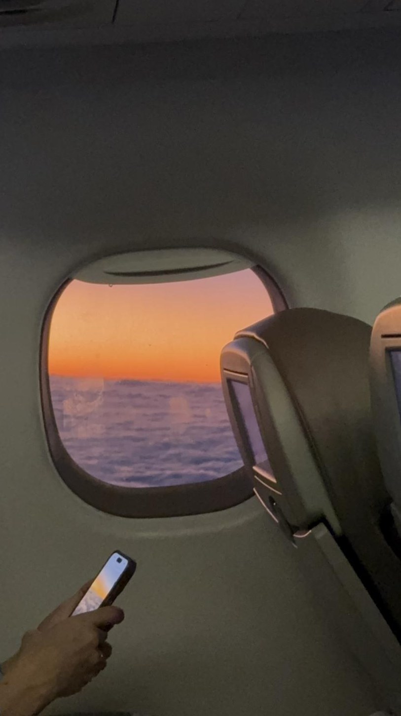 Pôr do sol visto da janela do avião