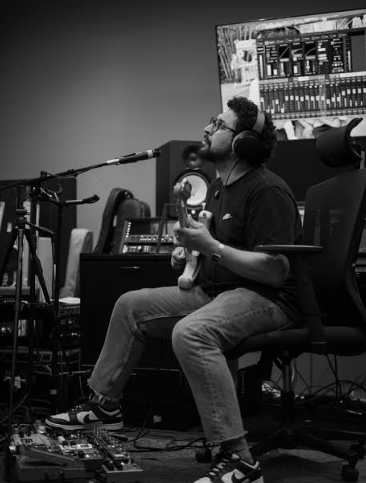 Felipe Eubank gravando guitarra no estúdio