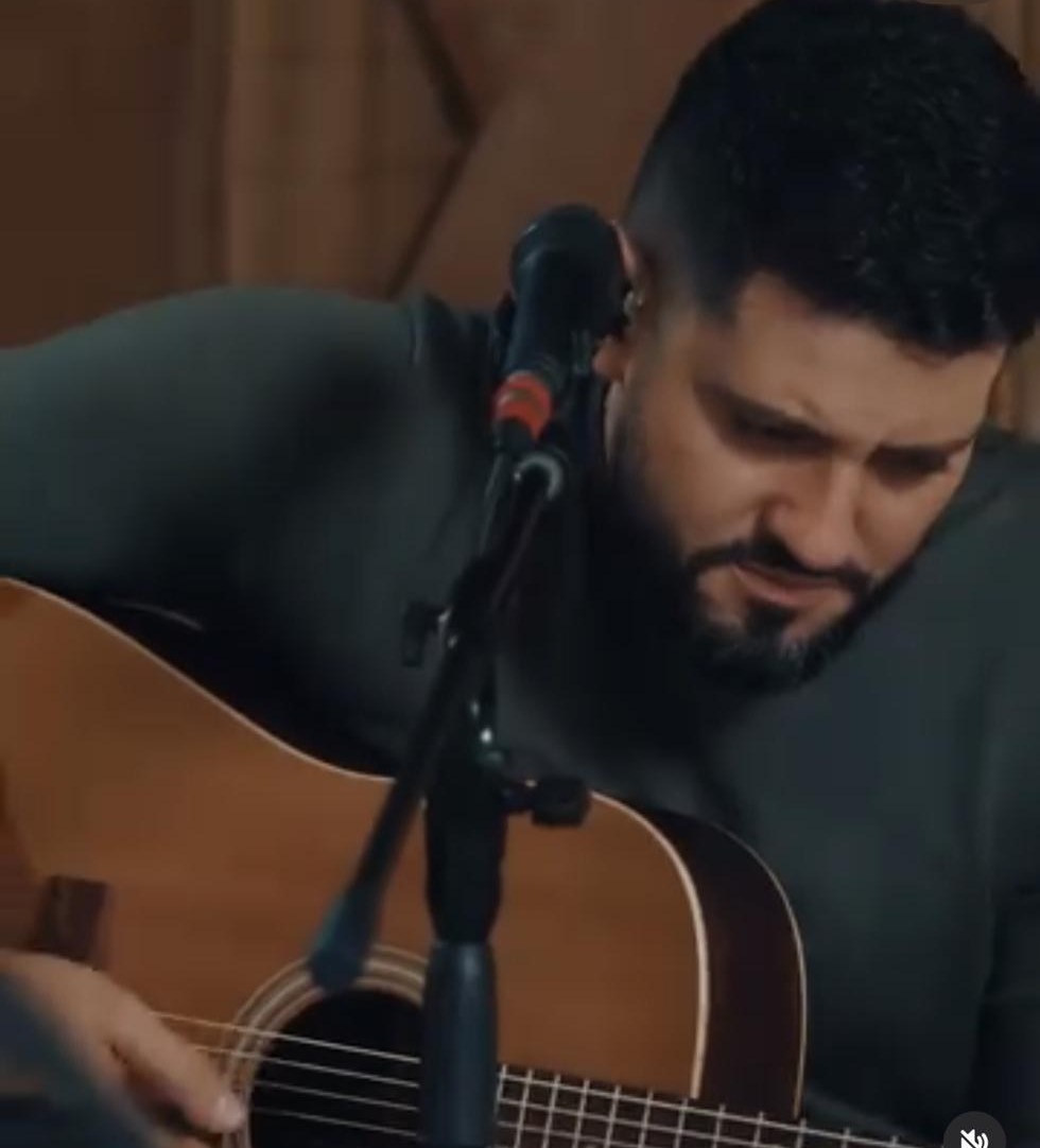 Cantando Imensa Graça com violão