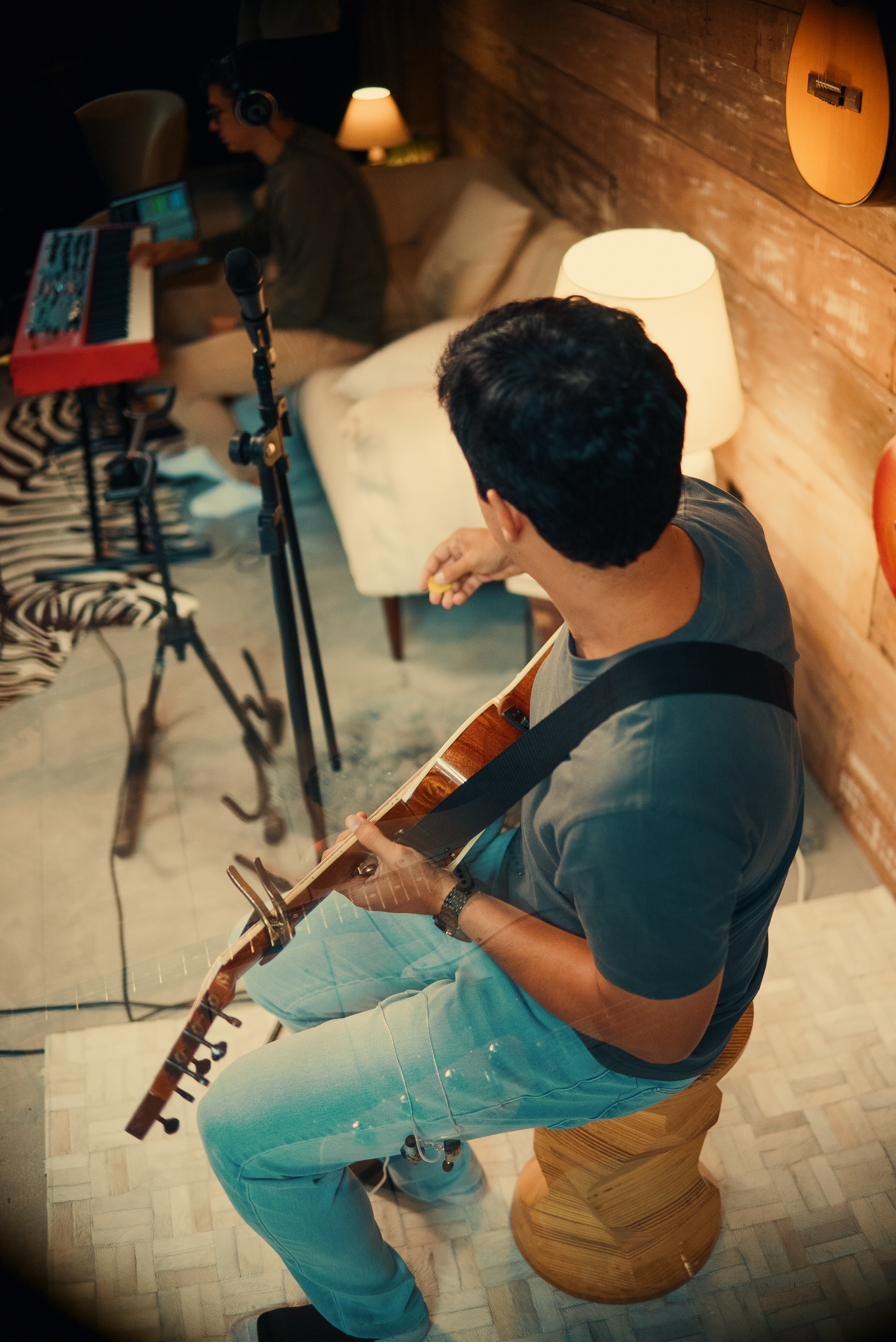 Willians tocando violão
